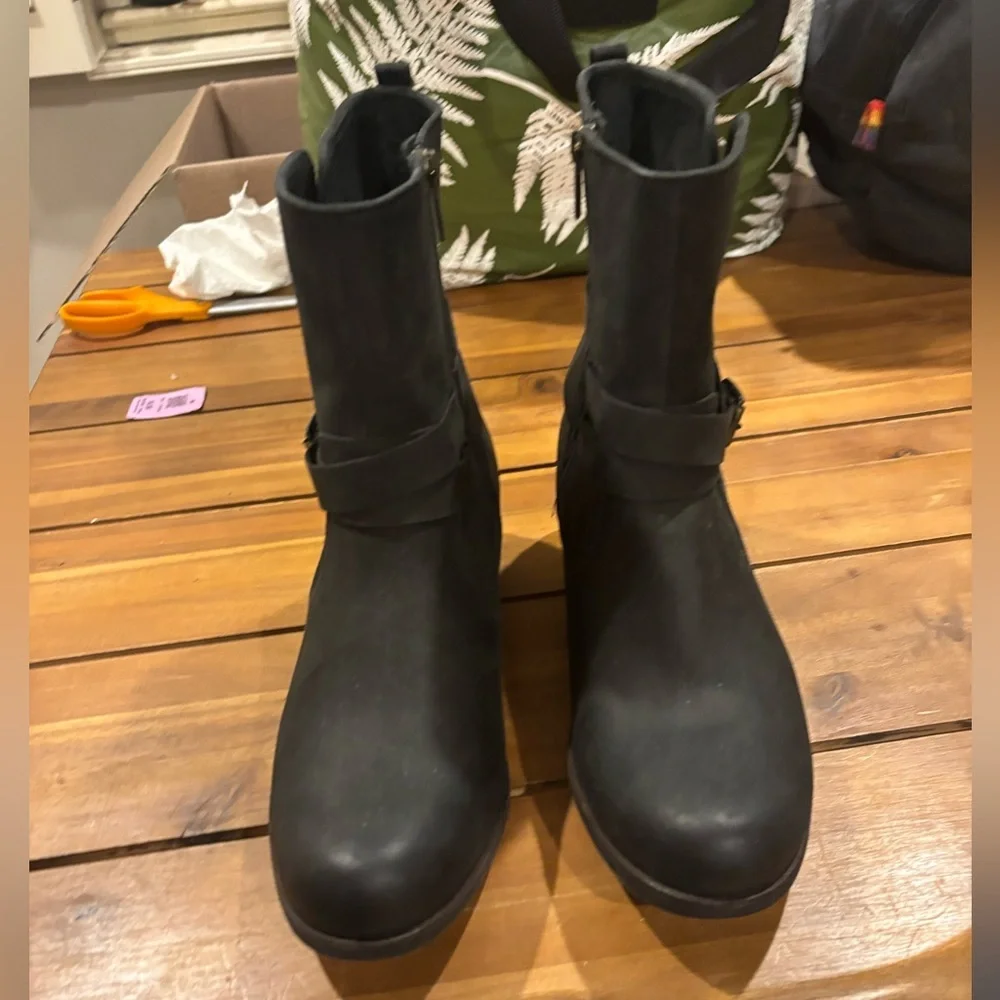 UGG 1010204 Lorraine Weatherproof Leather Black Boots Women’s size 10